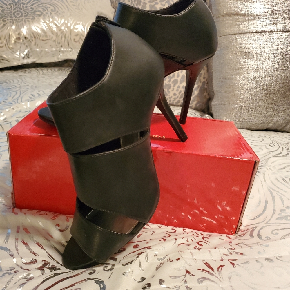 NWT Fioni Ladies Black 4 inch Heels Size 8W